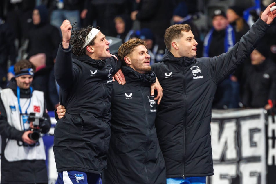 Hertha BSC hätte allen Grund zu jubeln: In der "Fan-Bundesliga" wären Fabian Reese (27, v.l.) Marton Dardai (23), Tjark Ernst (22) und Co. wieder erstklassig.