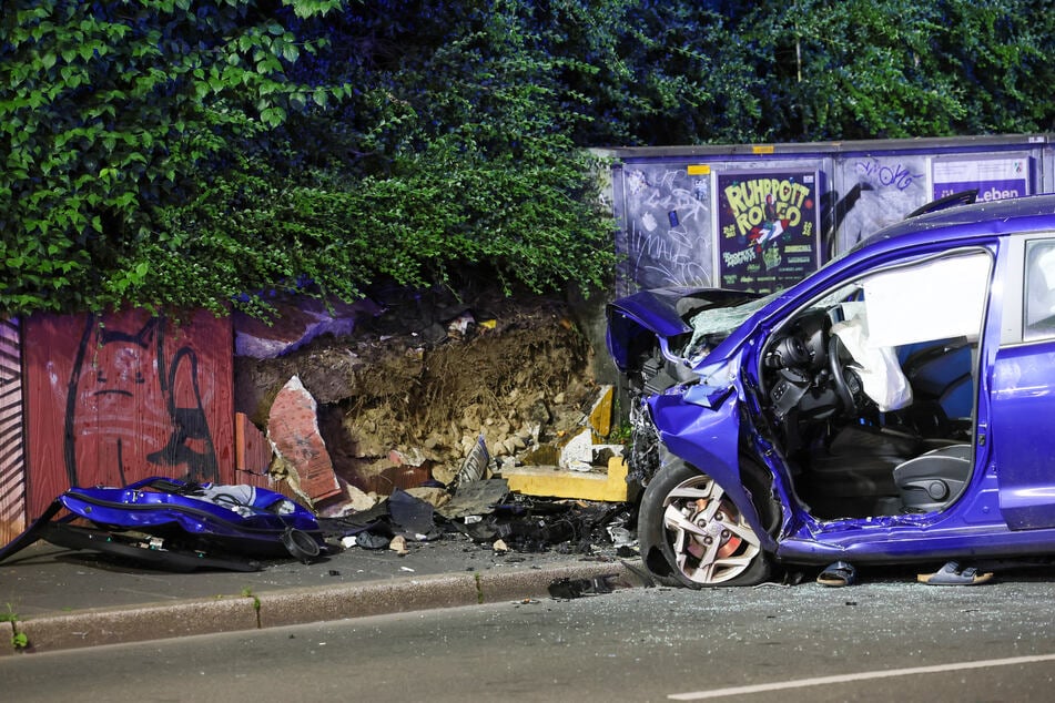 Bei einem schweren Unfall in Wuppertal-Elberfeld kommen zwei Menschen ums Leben.