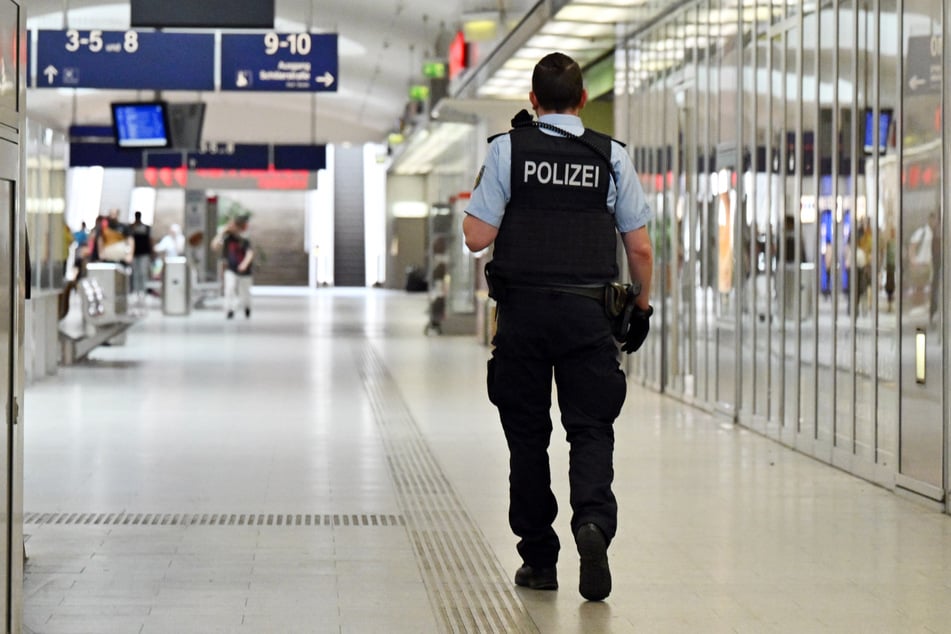 Die Polizei war am Magdeburger Hauptbahnhof im Einsatz, nachdem ein Mann von einem Zug erfasst worden war. (Symbolbild)