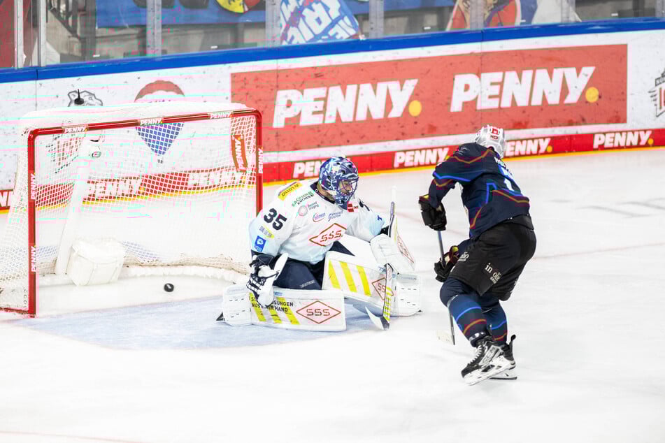 Nachdem Nürnbergs Cole Maier (30) in Unterzahl zum 1:6 aus Dresdner Sicht traf, hatte Eislöwen-Goalie Julius Hudacek (37) keinen Bock mehr.