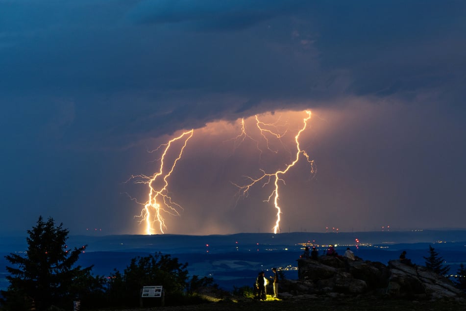 Am Freitag sind auch vereinzelte Gewitter möglich; so wie hier über dem Taunus.