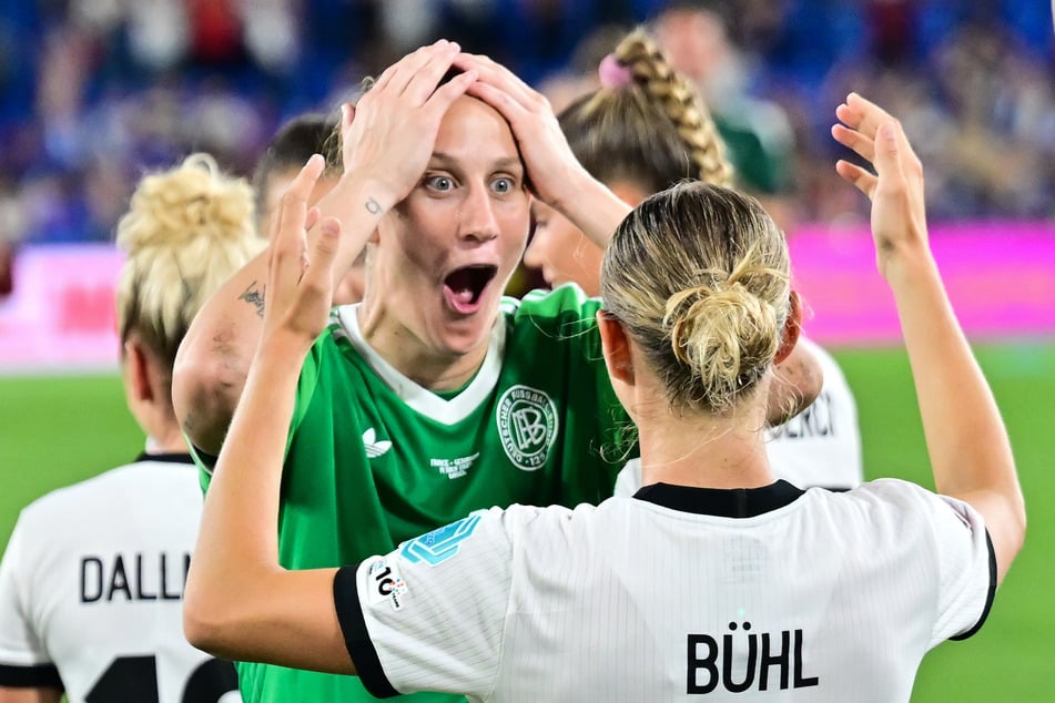 Ansteckende Euphorie: Torhüterin Ann-Katrin Berger (l.) und Klara Bühl jubeln über ihren Sieg gegen Frankreich in der EM.