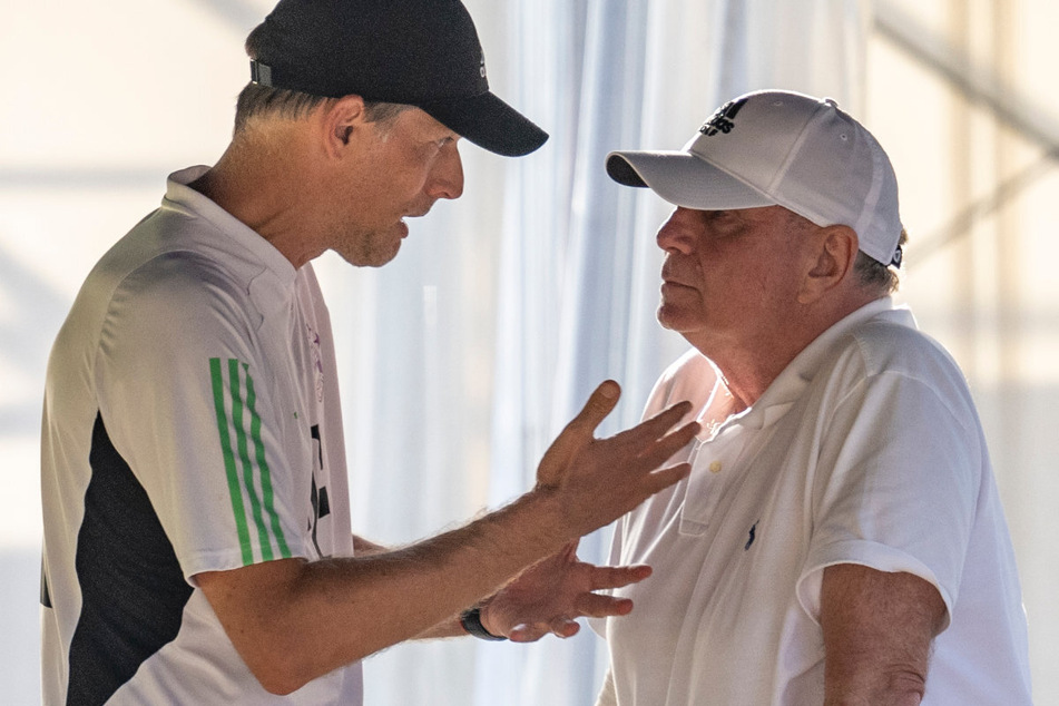Respekt, auch bei unterschiedlichen Meinungen. Trainer Tuchel und Bayerns Ehrenpräsident Uli Hoeneß (71, r.) raufen sich immer wieder zusammen.