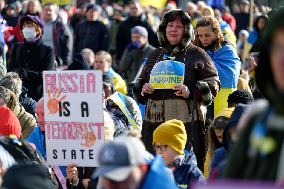 In ganz Deutschland gehen am heutigen Samstag unzählige Menschen auf die Straße, um Solidarität mit der Ukraine zu zeigen.