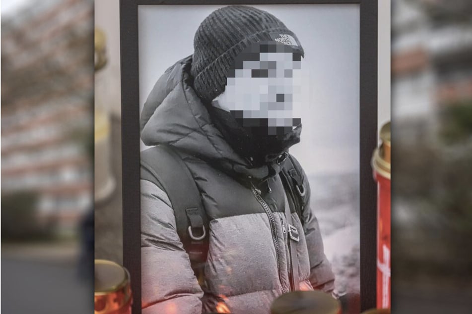 Das Mordopfer: Jesse L. (19) mit Winterjacke und Mütze - es ist eines der Fotos, die seine trauernden Freunde vor seinem Wohnhaus aufstellten.