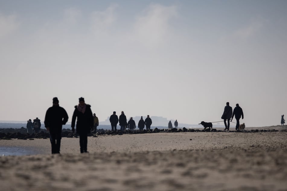 Auch am Strand bei Wyk auf der Nordseeinsel Föhr ist Rauchen grundsätzlich verboten. (Archivfoto)