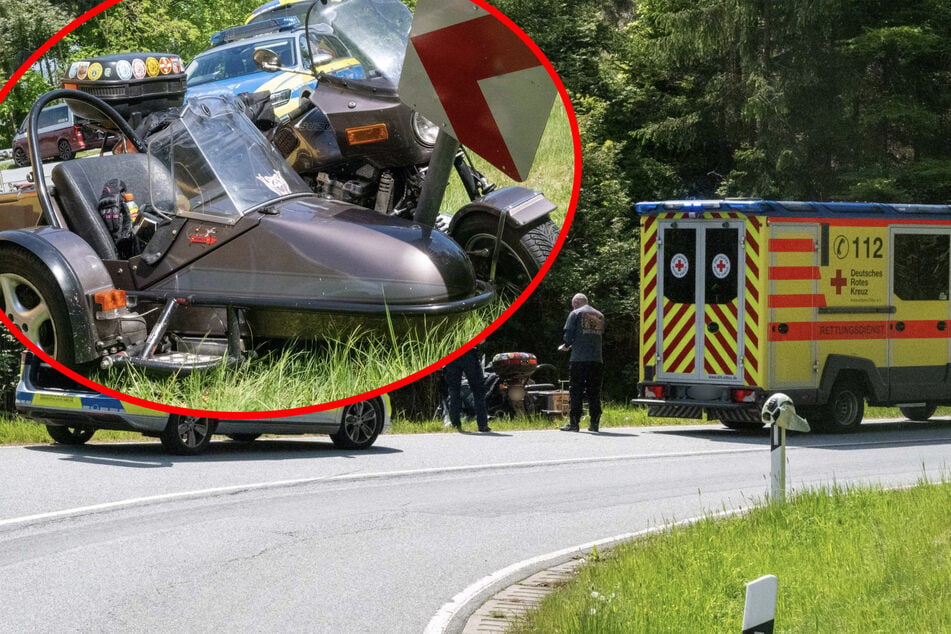 Motorrad mit Beiwagen kracht in VW Bus: Zwei Personen verletzt, darunter 10-jähriges Mädchen