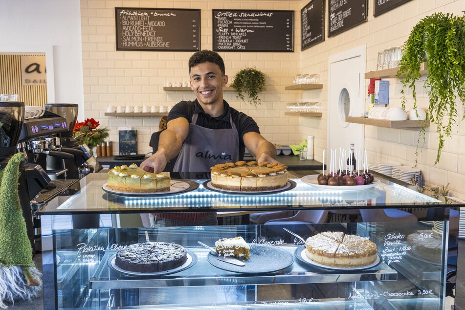 Mitarbeiter Oussama (24) freut sich auf die ersten Gäste.