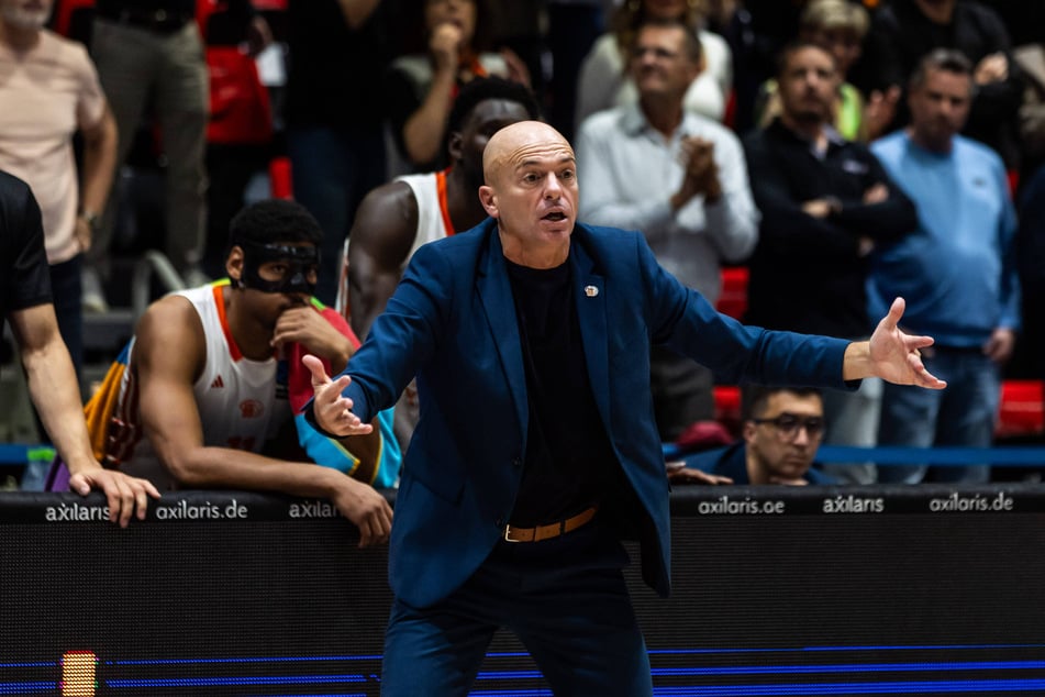 Niners-Trainer Rodrigo Pastore (53) schimpfte nach der Entscheidung der Referees.