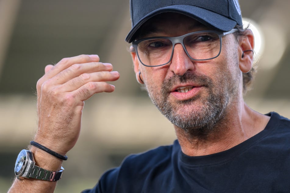 Cottbus-Coach Pele Wollitz (59) kann die Regel mit den Gelbsperren für die Relegation so gar nicht nachvollziehen.