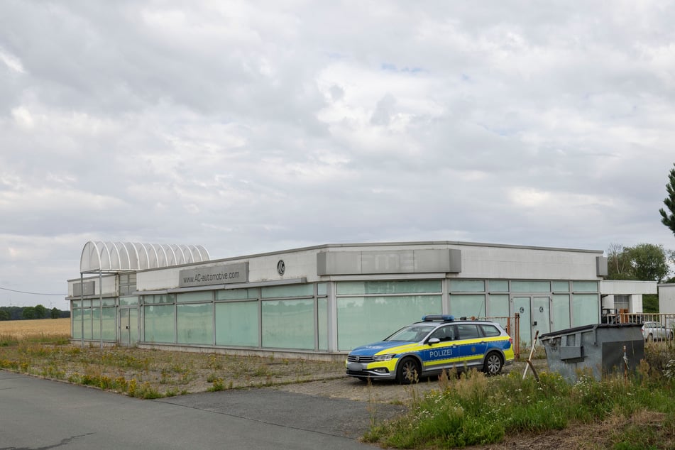 Die Polizei rückte am Morgen in das ehemalige Autohaus aus.