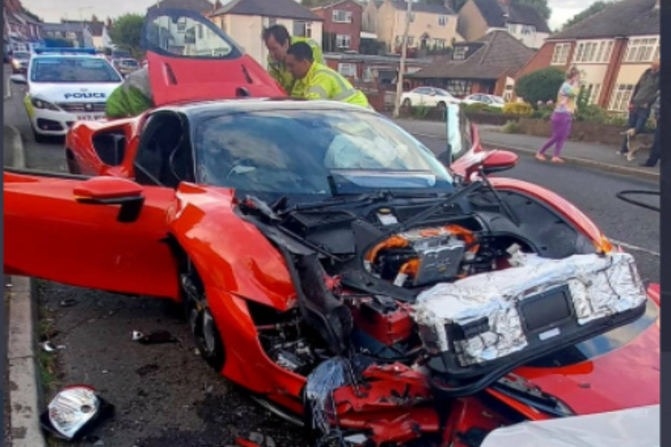 Erst Crash mit Ferrari, dann Fahrerflucht!