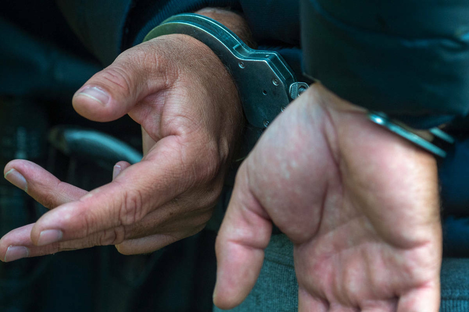 Nach dem Mordversuch an einer 33 Jahre alten Frau in Neubrandenburg ist ein 56-jähriger Polizist festgenommen worden. (Symbolfoto)