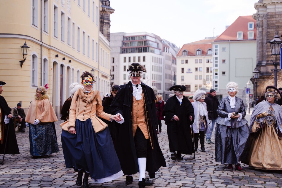 Jeder kann sich den maskierten Karnevalisten beim Bummel durch die Altstadt gern anschließen.