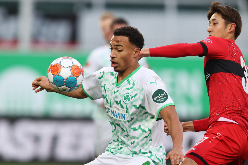 Kämpferisches Kleeblatt! Hier schirmt der Fürther Jamie Leweling (l.) im Zweikampf mit Hiroki Ito (r.) den Ball ab.