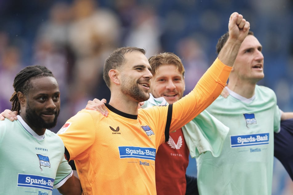 Der Matchwinner: Marius Gersbeck (31, 2.v.l) lässt sich von den mitgereisten Fans feiern.