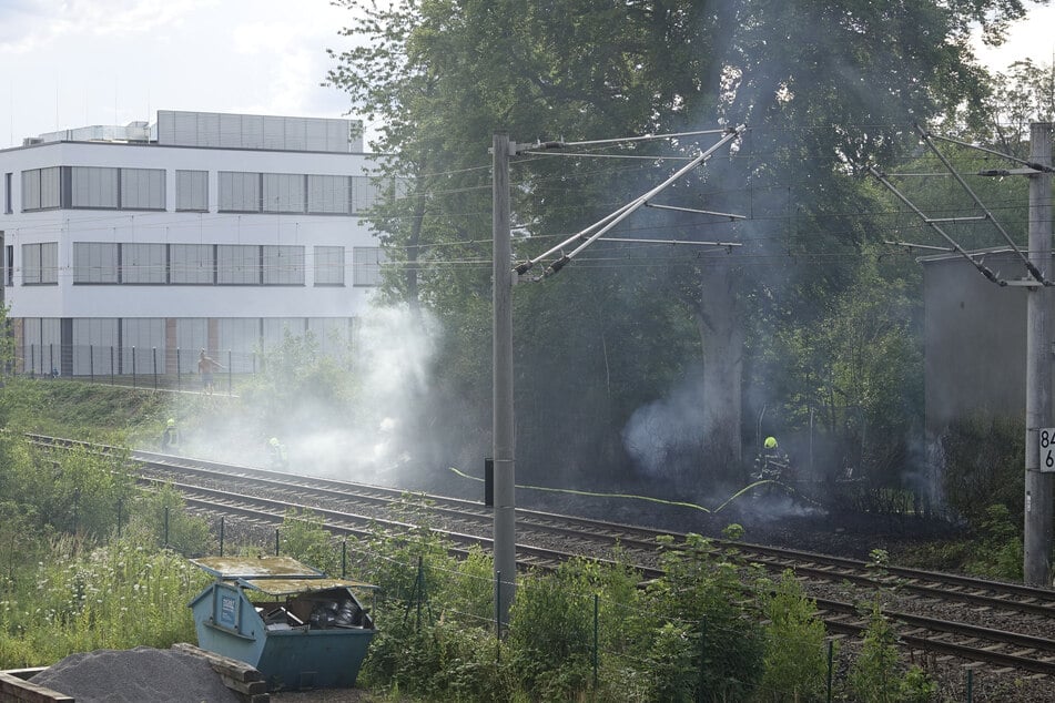 Die Feuerwehr Chemnitz musste einen Brand an den Gleisen in der Voigtstraße löschen.