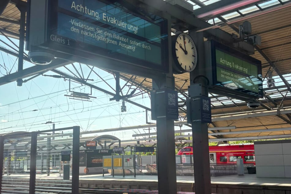 Der Erfurter Hauptbahnhof wurde am Dienstagmorgen evakuiert. Reisende mussten das Gebäude verlassen.