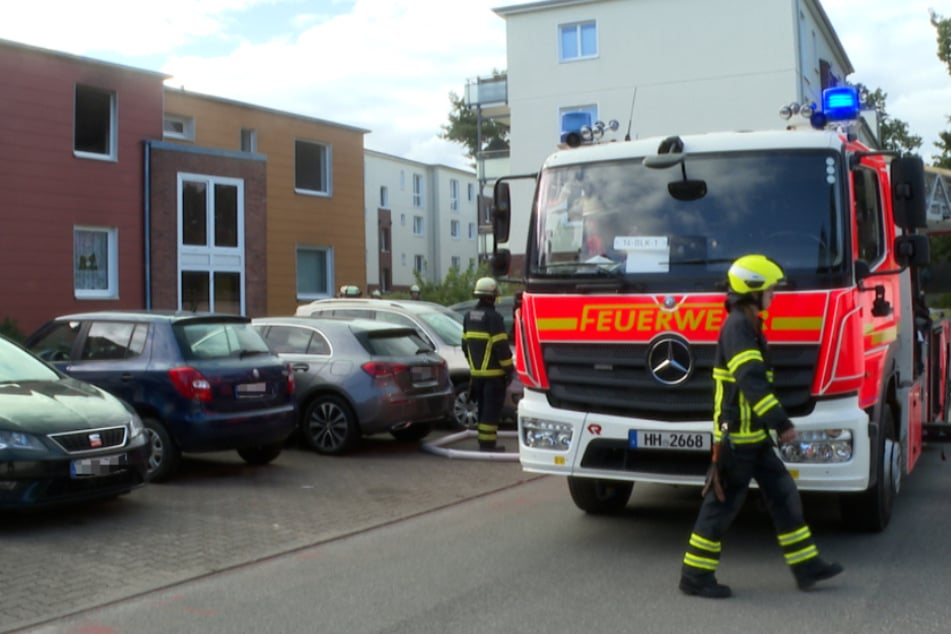 In Hamburg brannte es am Sonntagabend in einem Mehrfamilienhaus. Drei Bewohner erlitten teils schwere Verletzungen.