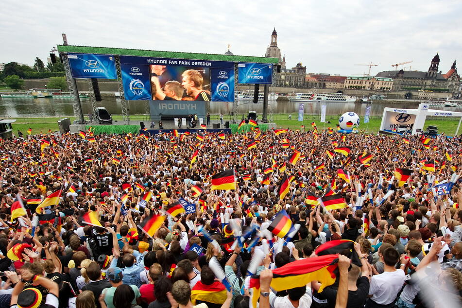 Tausende Deutschland-Fans tummelten sich 2010 am Elbufer, um Fußball zu gucken. (Archivbild)