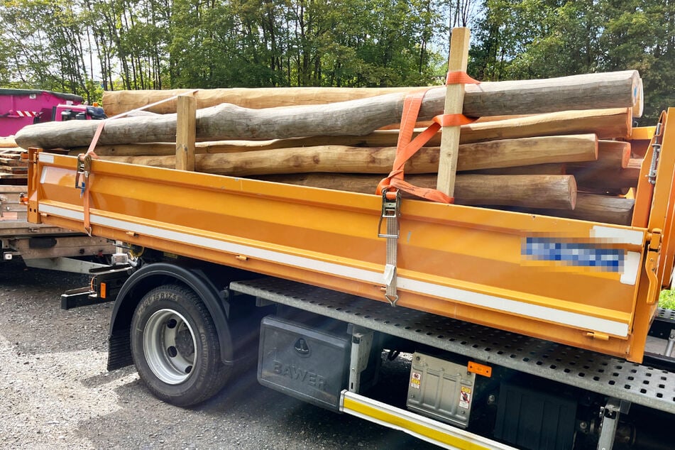 Geladen hatte das Lastwagengespann mehrere Baumstämme und Holzteile.