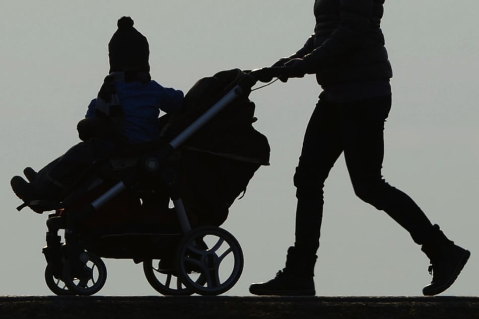 Rassistischer Angriff? 75-Jähriger beleidigt Familie und will auf Kinderwagen einschlagen