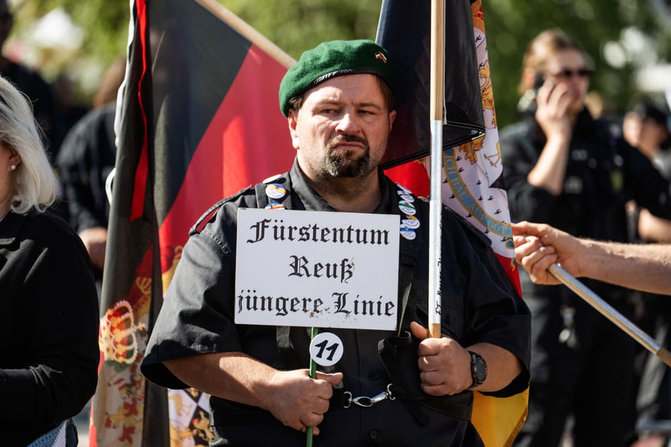 Etwa 200 "Reichsbürger" aus ganz Deutschland versammelten sich am Samstag in Darmstadt.