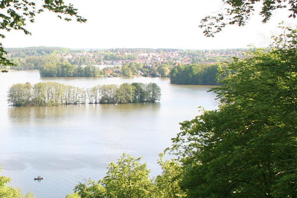 Ein Blick auf den Feldberger Haussee. Am Freitagabend ist ein 60-jähriger Mann nach einem Badeunfall in dem Gewässer ums Leben gekommen. (Archivfoto)