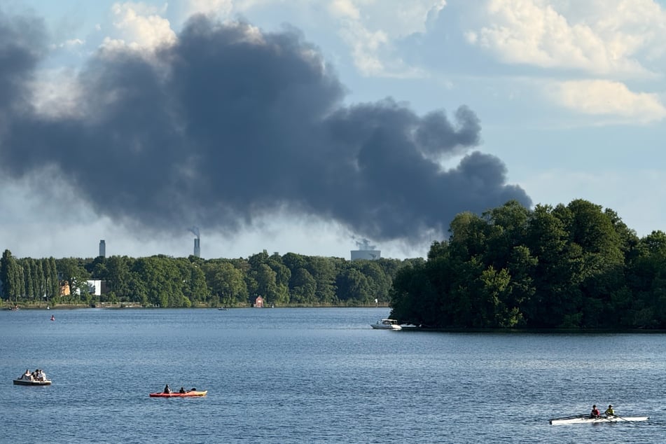 Die riesige Rauchwolke ist weit über Berlin zu sehen.