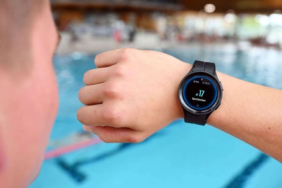 Im abgebildeten Display der Smartwatch wird angezeigt, wie viele Personen sich im Becken befinden.