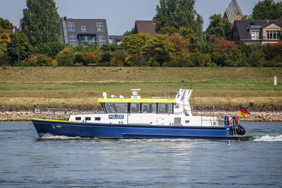 Die Wasserschutzpolizei hat die Verfärbung des Rheinwassers bei Düsseldorf bereits untersucht. (Symbolbild)
