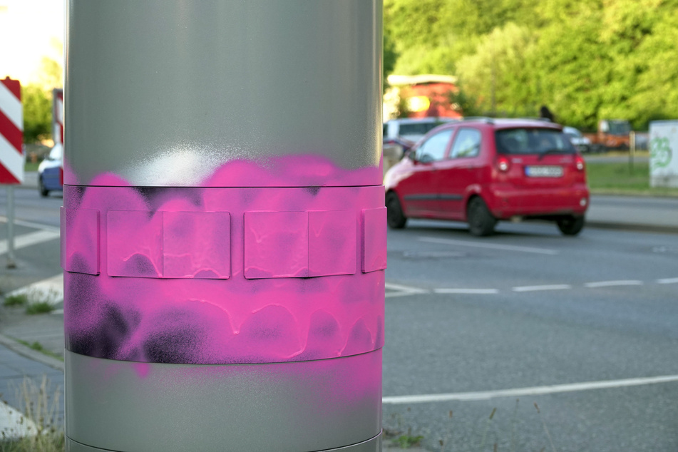 Völlig überflüssig: Vandalen machten den Blitzer an der Zwickauer Straße "blind". Dabei gibt es derzeit gar keine Tempo-Knöllchen.