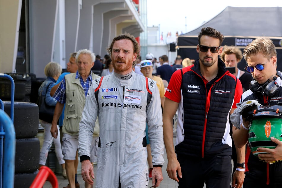 2019 besuchte Schauspieler Michael Fassbender (49, l.) den Porsche Sports Cup am Sachsenring und drehte selbst ein paar Runden.