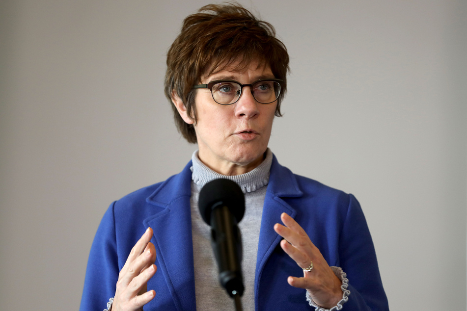 Bundesverteidigungsministerin Annegret Kramp-Karrenbauer (58, CDU) will mit der Bundeswehr beim Impfen helfen.