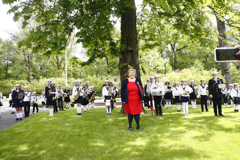 Erna Solberg (M), Ministerpräsidentin von Norwegen, feiert im Garten ihrer Residenz.