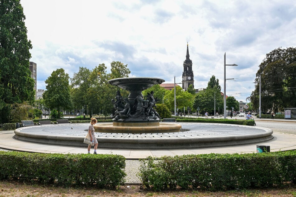 Der Brunnen "Stille Wasser" am Albertplatz kann aufgrund eines technischen Defekts nicht in Betrieb genommen werden.