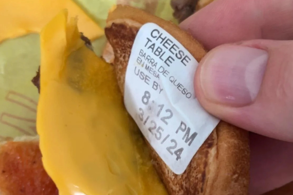 Diesen Aufkleber fand Nathan Wickstrum auf seinem Cheeseburger.