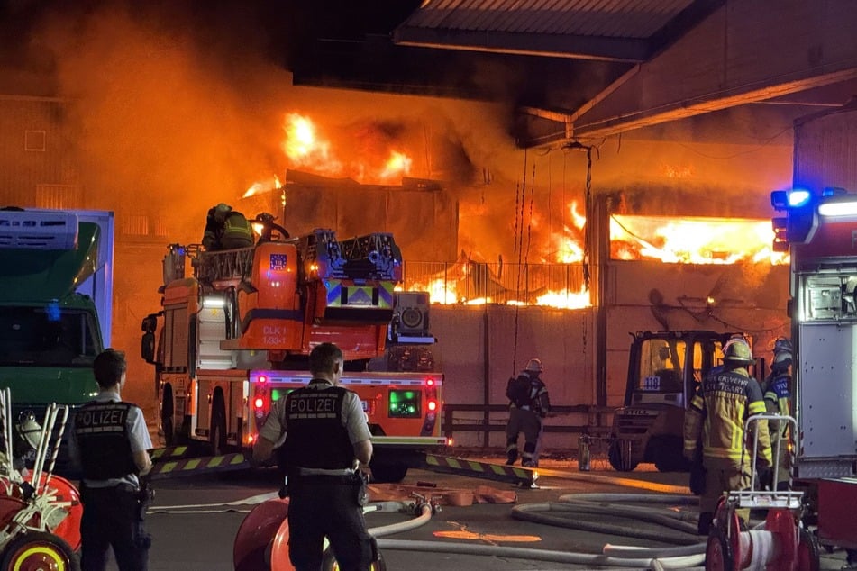 Stuttgart: Flammen-Inferno in Stuttgarter Großmarkt: Einsatz noch nicht beendet, aber Betrieb läuft schon wieder