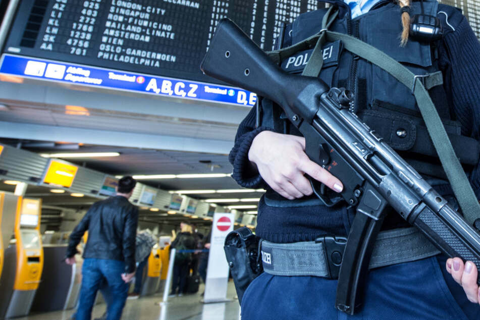 Die Gefährder werden oft unter hohen Sicherheitsmaßnahmen zu den Transportmitteln gebracht. (Symbolbild)