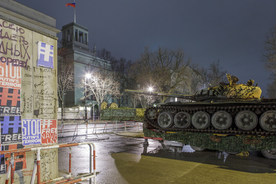 Das Wrack eines russischen Panzers vom Typ T-72 steht vor der russischen Botschaft in Berlin.