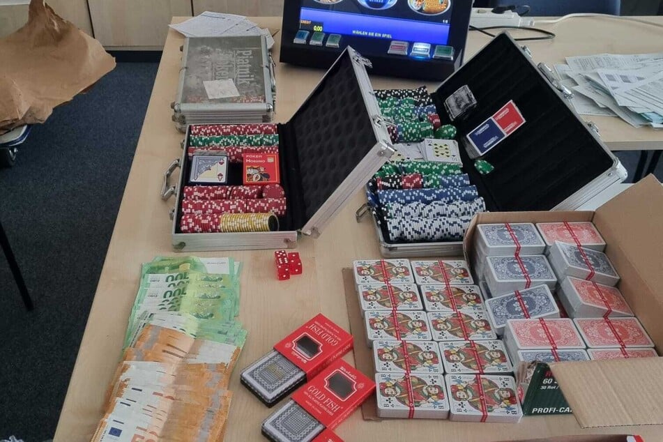 Bargeld, Spielkarten, Pokerkoffer sowie ein zuvor versiegelter Spielautomat waren die Ausbeute der Beamten.