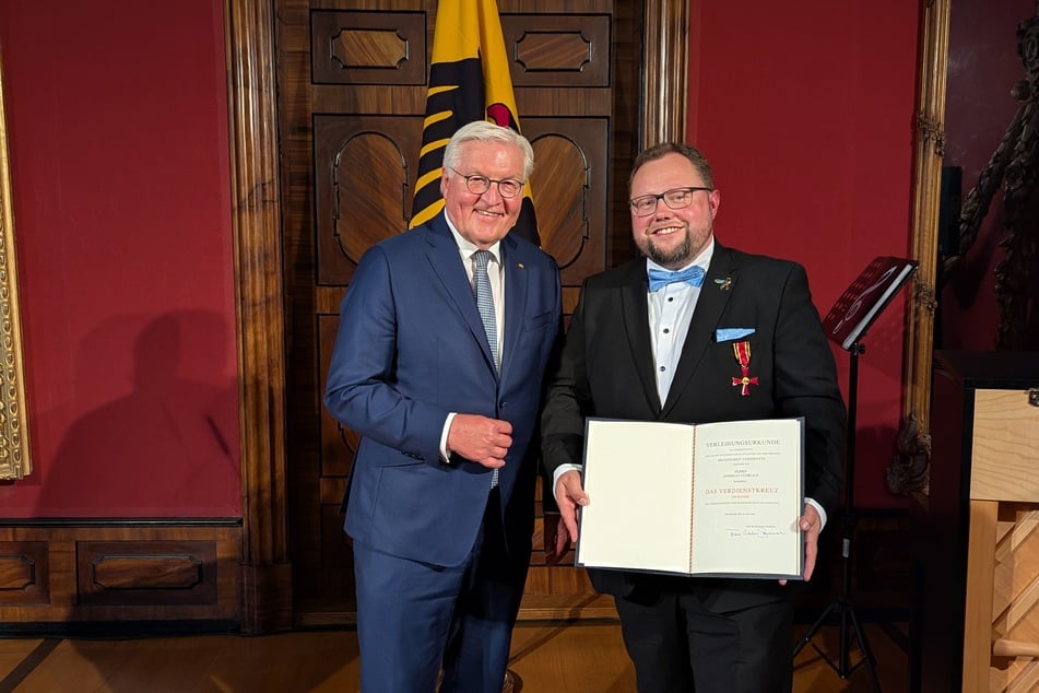 Bundespräsident Frank-Walter Steinmeier (69, l.) zeichnete den Dresdner Sonnenstrahl-Vereinsvorsitzenden Andreas Führlich (40) mit dem Verdienstorden aus.