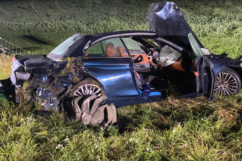 Unfall A81: Vater kommt im Aston Martin von Straße ab, kracht gegen Brückenpfeiler und stirbt: Kinder schwer verletzt