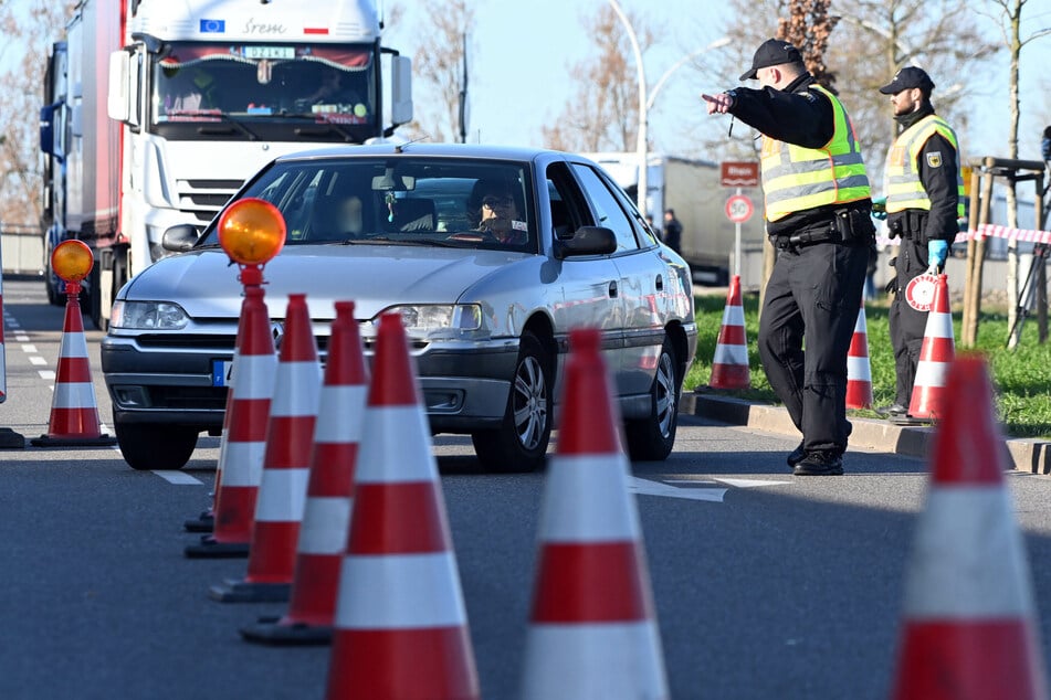 Autofahrer durchbrachen Einreisekontrollen. (Symbolbild)