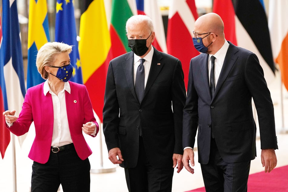 Kommissions-Chefin Ursula von der Leyen (62, CDU), Joe Biden (78) und Ratspräsident Charles Michel (45, v.l.n.r.) im angeregten Gespräch.