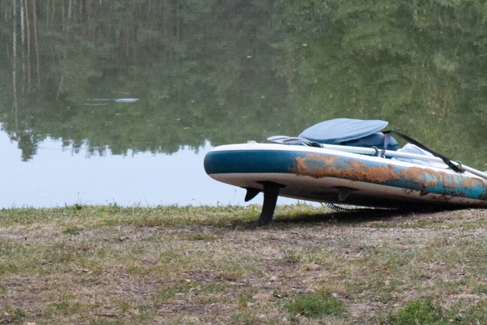 Dramatische Szenen: Stand-up-Paddler stürzt in Weiher, jede Hilfe kommt zu spät