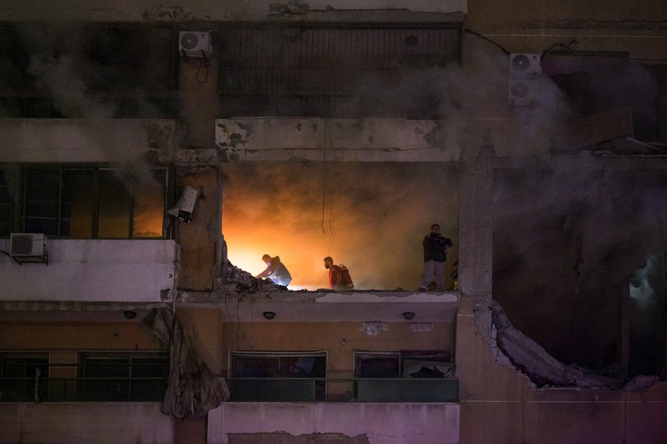 Feuerwehrleute suchen nach einer schweren Explosion in Beirut nach Überlebenden.