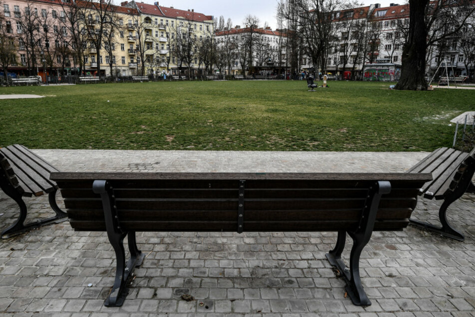 Am Wochenende musste der Boxhagener Platz gesperrt, weil dort zu viele Menschen unterwegs waren. (Symbolbild)
