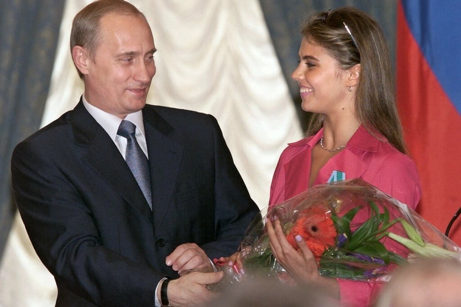 Ex-Turnerin Alina Kabajewa (38) soll seit Jahren die Geliebte von Russlands Präsident Putin (69) sein. Das Foto entstand im Juni 2001 im Kreml in Moskau.