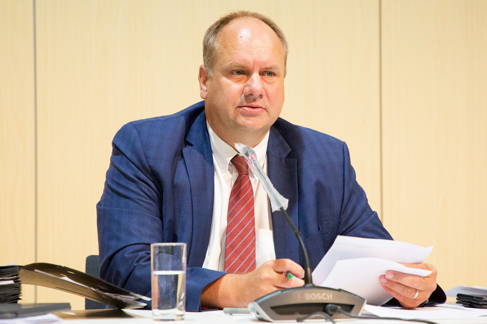 Dirk Hilbert (49, FDP) befindet sich seit Freitag in Quarantäne.